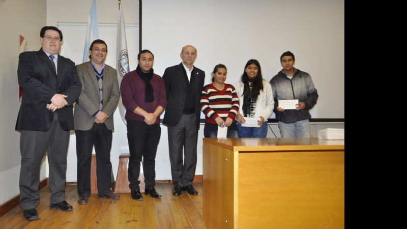 La UNCA entregó 91 Becas de Ayuda Económica