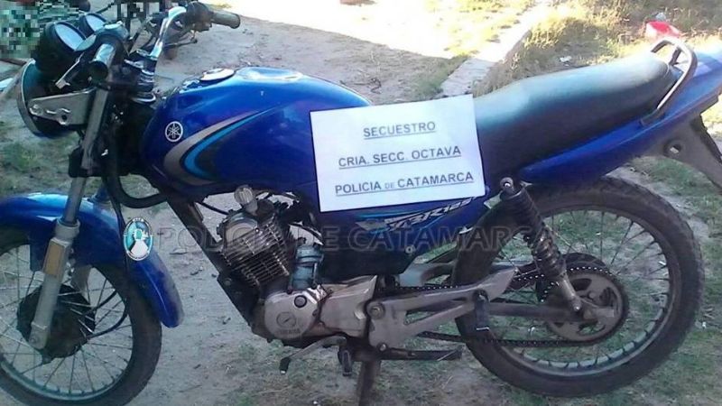 Empujaban una moto robada y fueron detenidos