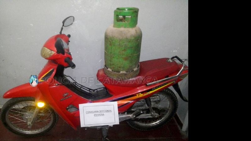 Circulaba en moto con una garrafa robada