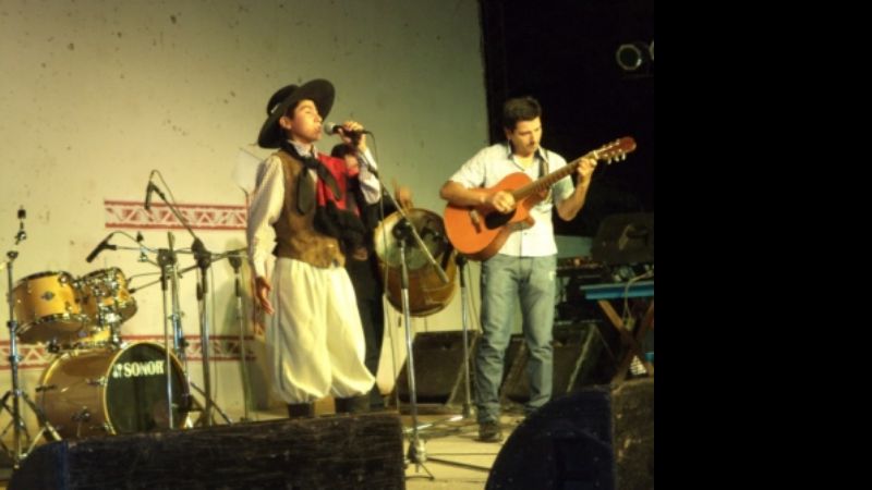 Gran peña por el Día del Folklore