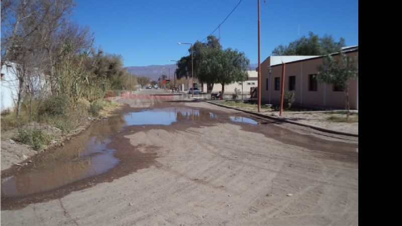 Derroche de agua en calles de Fiambalá