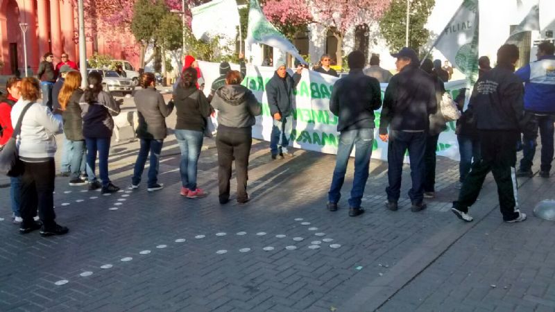 Operarios de ALCO realizan piquete en Casa de Gobierno