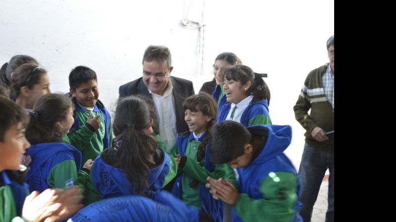 Entregaron buzos de egresados a alumnos de la escuela municipal “El Principito”