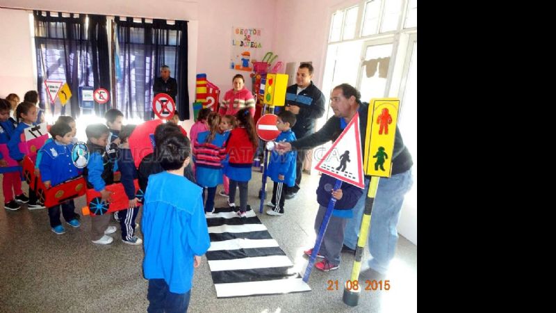 La policía dictó charla en un jardín de infantes de FME