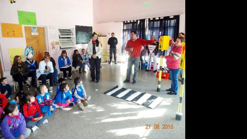 La policía dictó charla en un jardín de infantes de FME