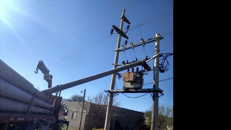 Camión descargando columnas originó falla en el servicio eléctrico