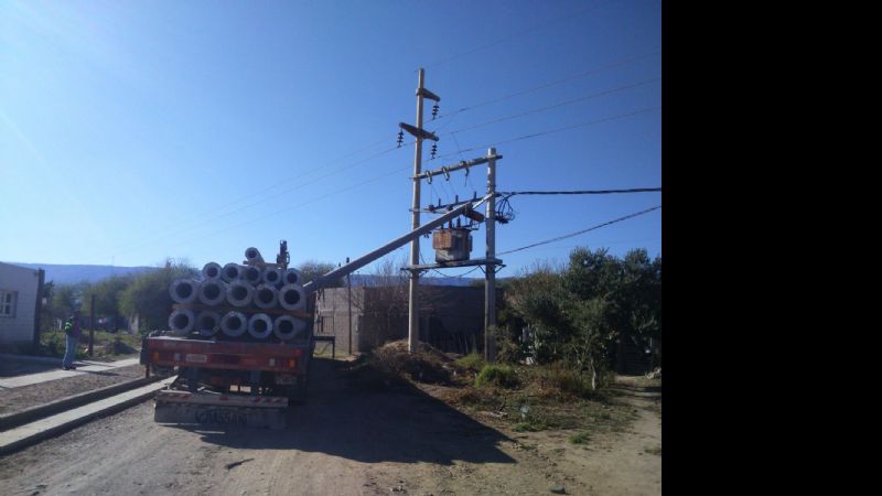 Camión descargando columnas originó falla en el servicio eléctrico