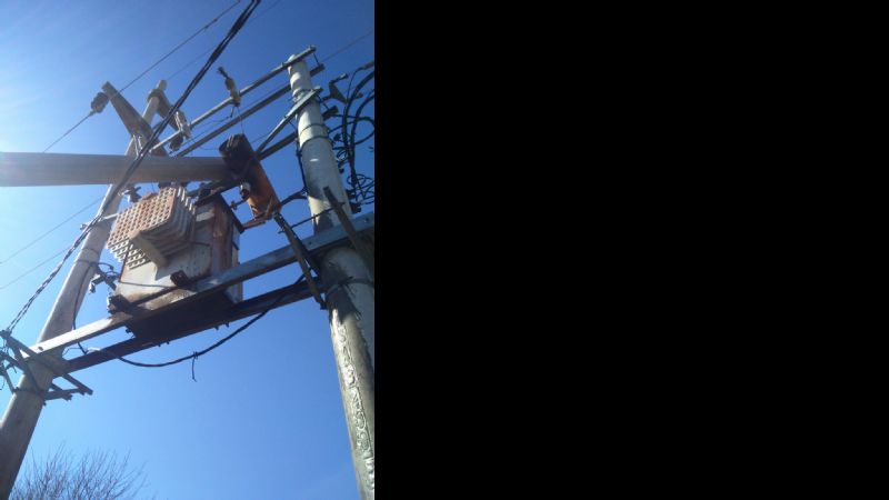 Camión descargando columnas originó falla en el servicio eléctrico