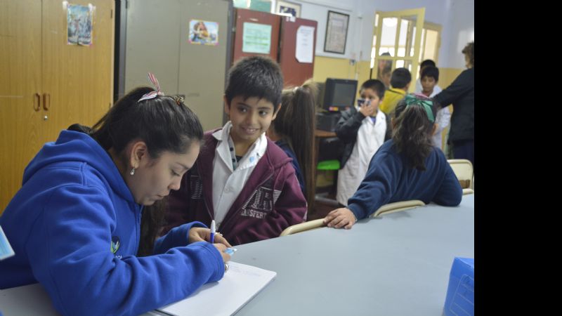 Entrega de chequeras con boletos estudiantiles en escuelas municipales de la Capital