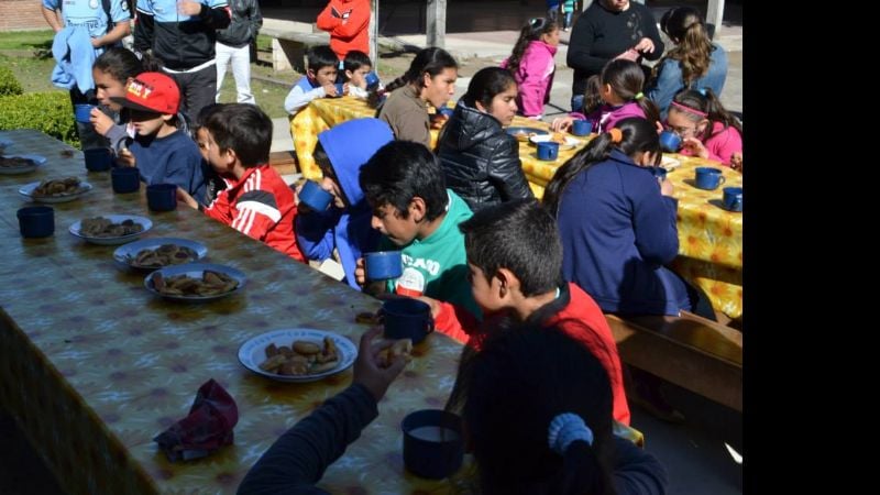 Niños de La Higuera festejaron su día junto al pueblo "Pirata"