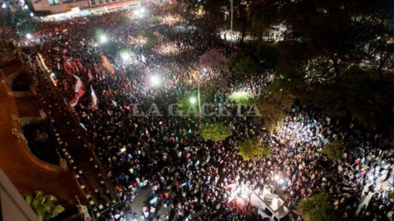 Una multitud protesta por segundo día en la plaza Independencia