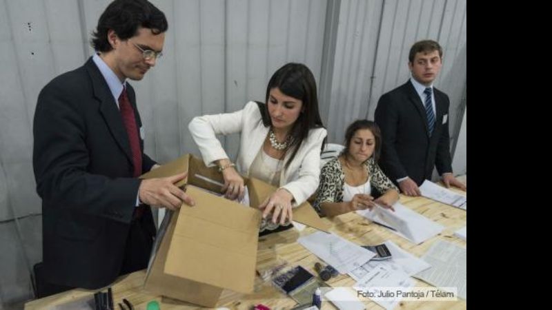 En el primer día del escrutinio definitivo, se abrieron 11 mesas de las 24 revisadas