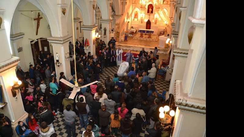 Los restos mortales del Padre Niñoles son velados en el templo parroquial