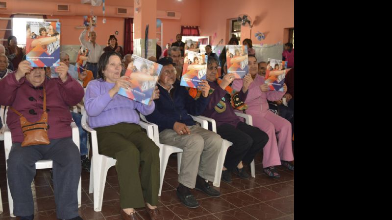 Más de 50 abuelos de Capital recibieron sus Carpetas de Salud