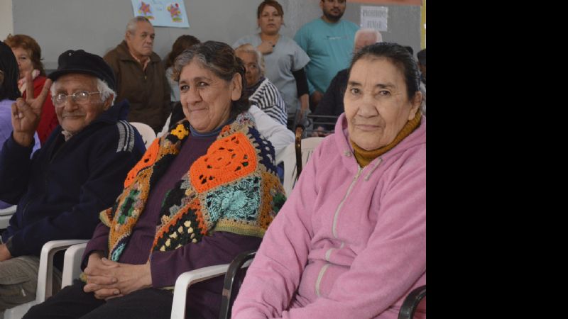 Más de 50 abuelos de Capital recibieron sus Carpetas de Salud