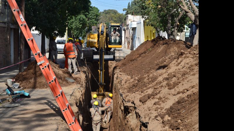 Solucionan pérdida de agua en calle Joaquín Acuña