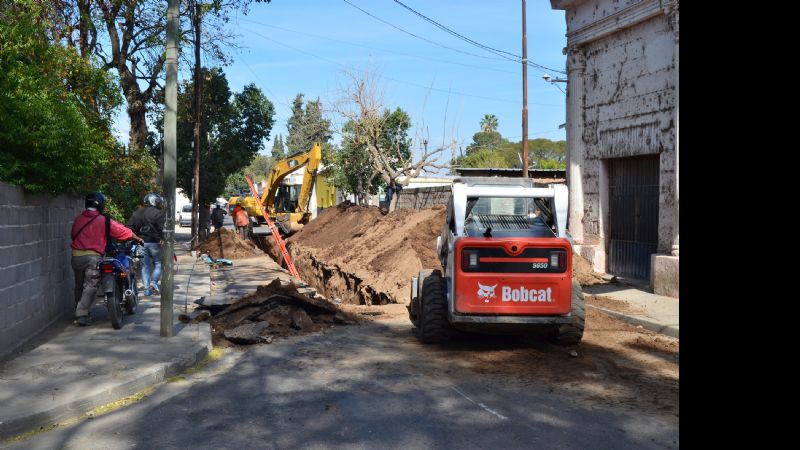 Solucionan pérdida de agua en calle Joaquín Acuña