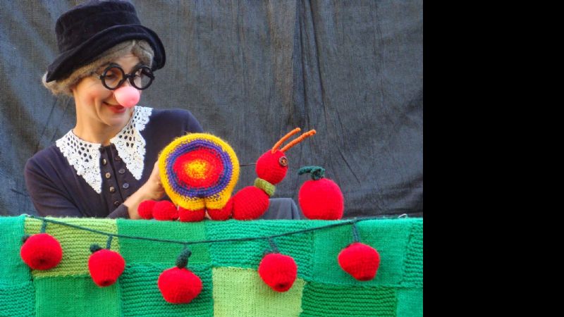 Funciones de Doña Sonia Dora la Tejedora en las escuelas