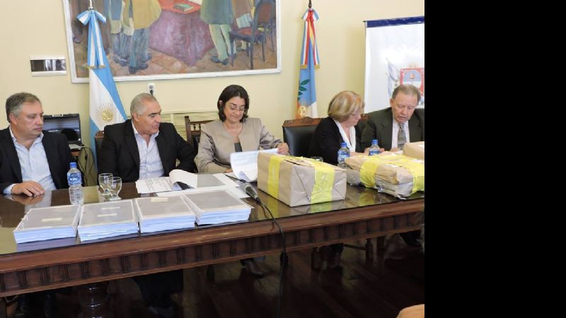 Apertura de sobres para obras de agua potable en localidades del interior