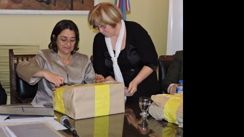 Apertura de sobres para obras de agua potable en localidades del interior