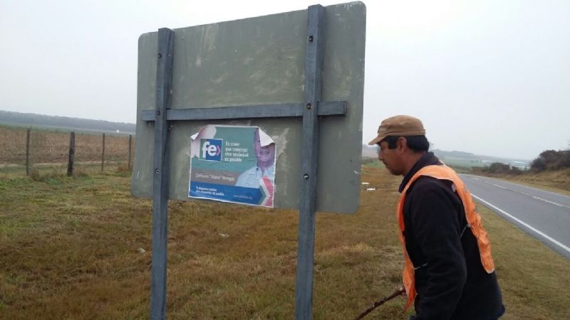 Gran cantidad de señales viales dañadas por propaganda política