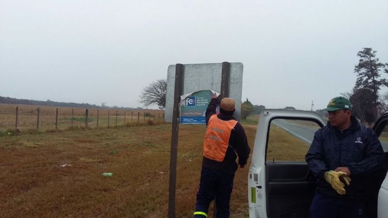 Gran cantidad de señales viales dañadas por propaganda política