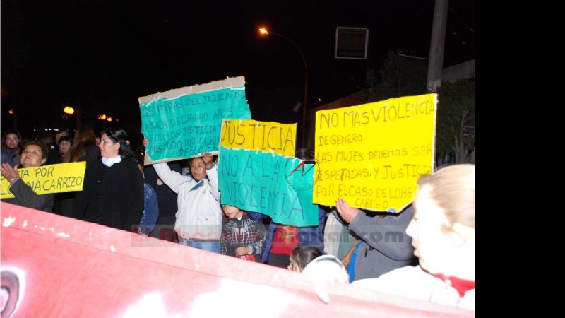 Marcharon pidiendo justicia por la docente brutalmente golpeada