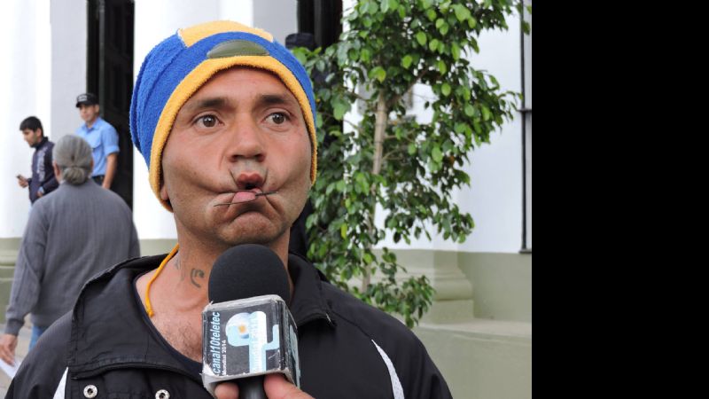 Ex imputado se cosió la boca porque no consigue trabajo