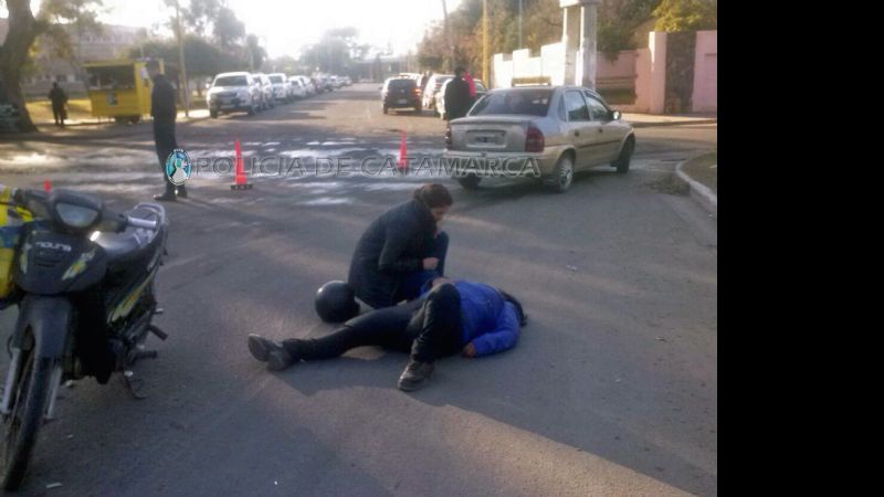 Una moto chocó con un remis