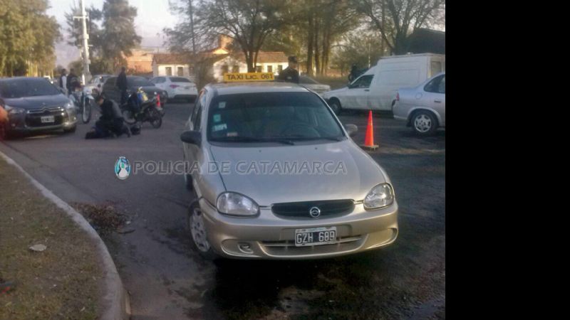 Una moto chocó con un remis