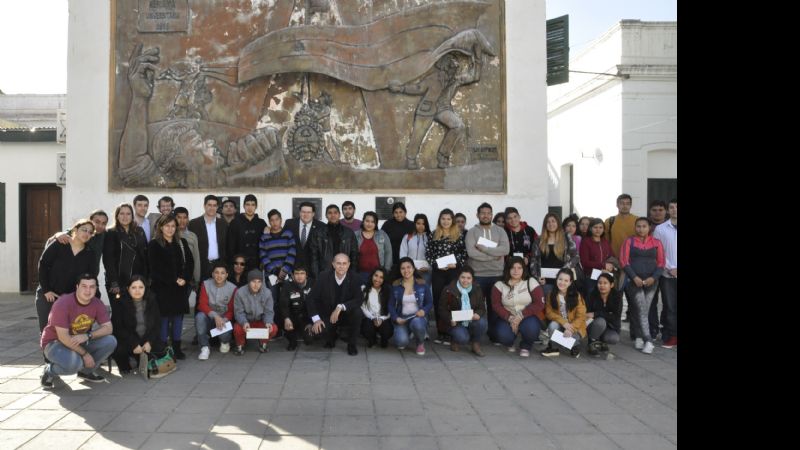 La UNCA entregó 51 becas de Ayuda Económica y de Transporte