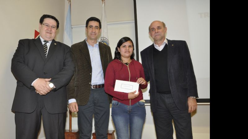 La UNCA entregó 51 becas de Ayuda Económica y de Transporte