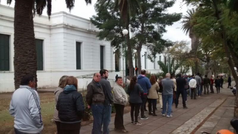 Importante asistencia de votantes en escuelas céntricas