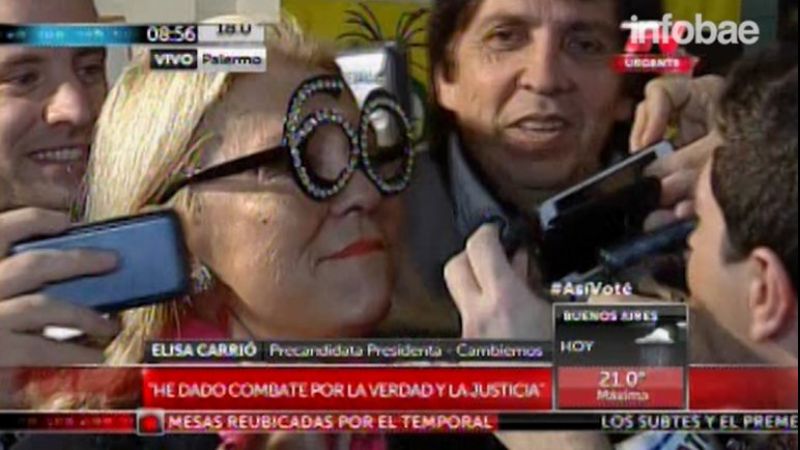 Con estrambóticos anteojos, Carrió dijo que “hoy termina mi misión”