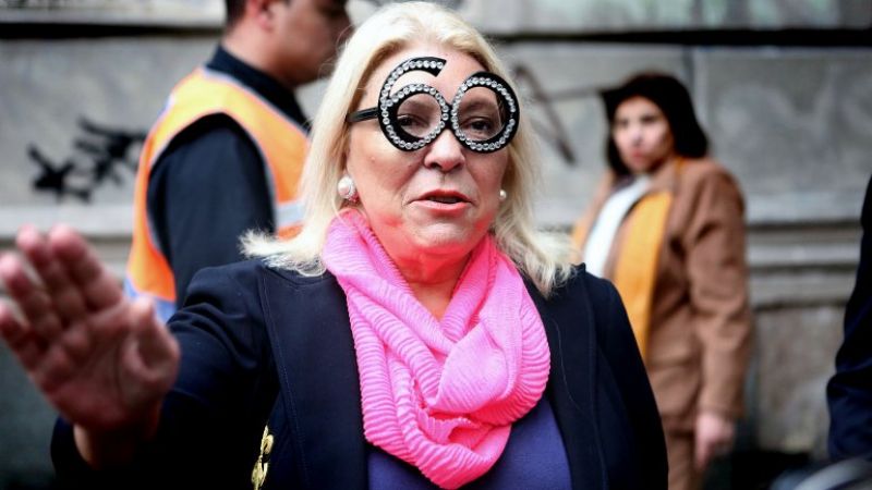 Con estrambóticos anteojos, Carrió dijo que “hoy termina mi misión”