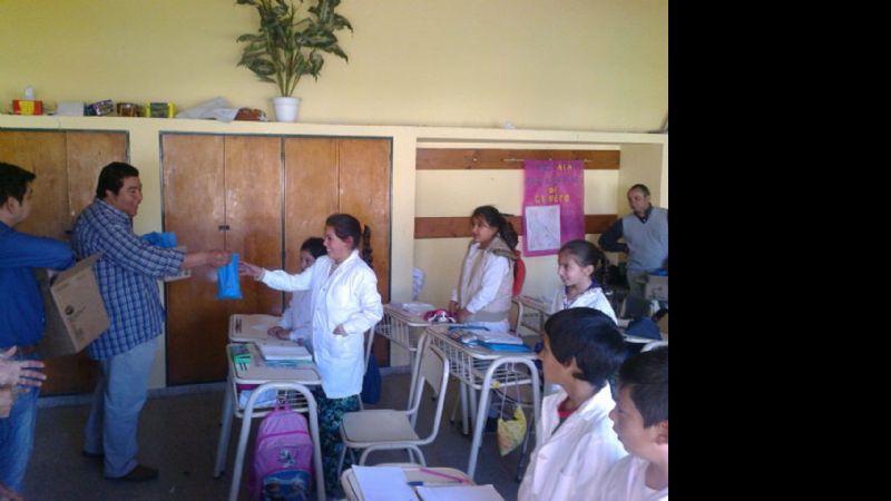 Regalo de golosinas a niños por su día