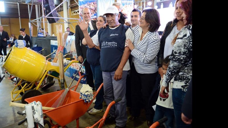 Lucía brindó un reconocimiento a los cooperativistas