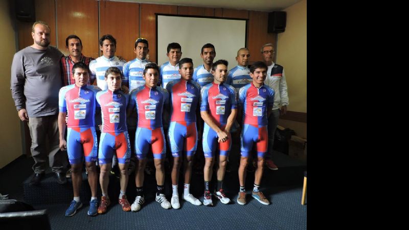 Los equipos de la Vuelta  de Catamarca, en sociedad