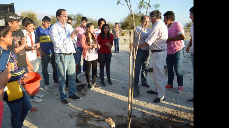 Mera entregó 60 árboles a los alumnos de la escuela de Siján