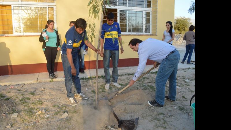 Mera entregó 60 árboles a los alumnos de la escuela de Siján