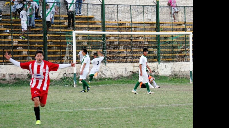 Estudiantes destrozó a Defensores; lo goleó y le quitó la cima