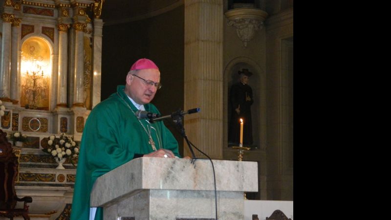 El Obispo rogó por los maestros en su día