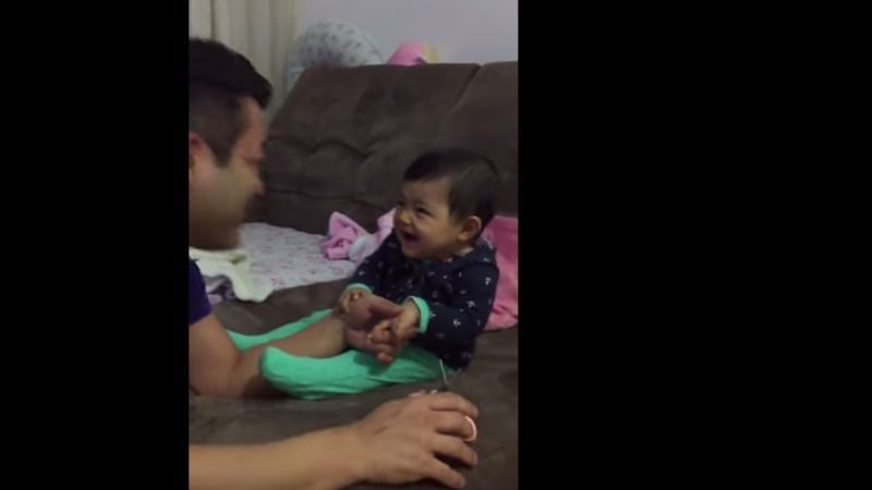 Beba le hace creer al papá que le duele cuando le cortan las uñas