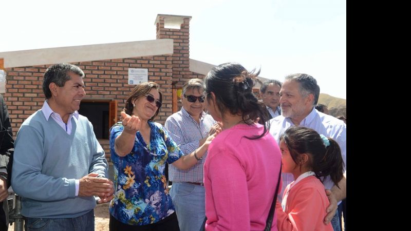 Lucía recorrió el interior de Belén, entregó viviendas e inauguró obras