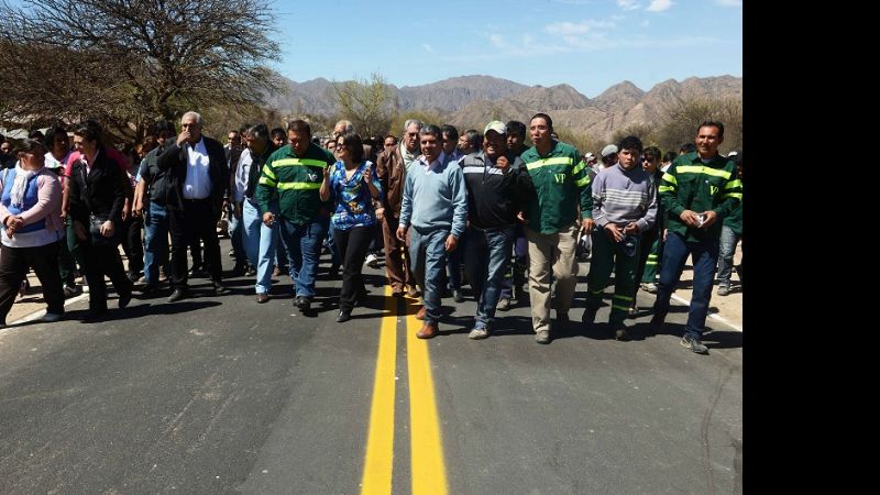 Lucía recorrió el interior de Belén, entregó viviendas e inauguró obras