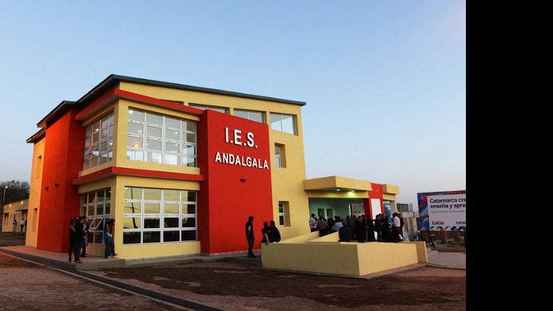 Páez se niega a pavimentar las calles del IES