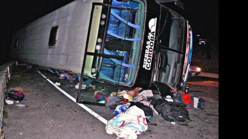 Evalúan reimplantarle el brazo a la alumna herida en el vuelco del colectivo