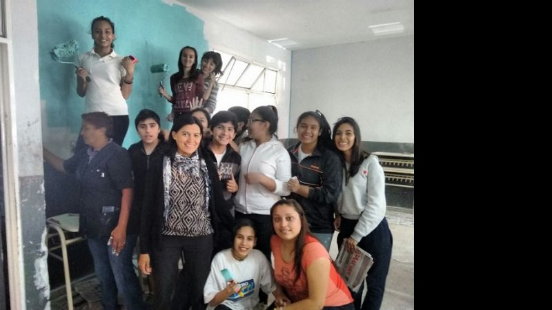 Alumnos pintan su escuela