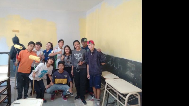 Alumnos pintan su escuela
