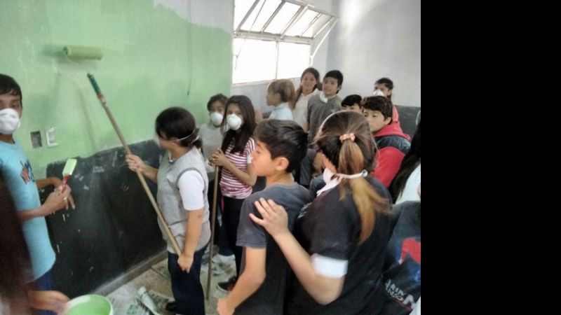 Alumnos pintan su escuela